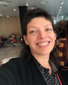 Ivana dos Santos Teixeira - Doutora em Antropologia Social pelo Ppgas/UFRGS, tem mestrado em Representações Sociais do Movimento Humano pela Esefid/UFRGS e Especialização em Saúde Mental pela Residência Multiprofissional em Saúde Mental da UFRGS. Atualmente é pesquisadora de pós-doutorado no Departamento de Antropologia Social da UFRGS, junto ao projeto “ Embodied inequalities of the anthropocene: building capacity in medical anthropology”, baseado na University College London. Tem experiência na abordagem de temas como saúde de imigrantes no Brasil, técnicas de cuidado e etnografia multiespécie.